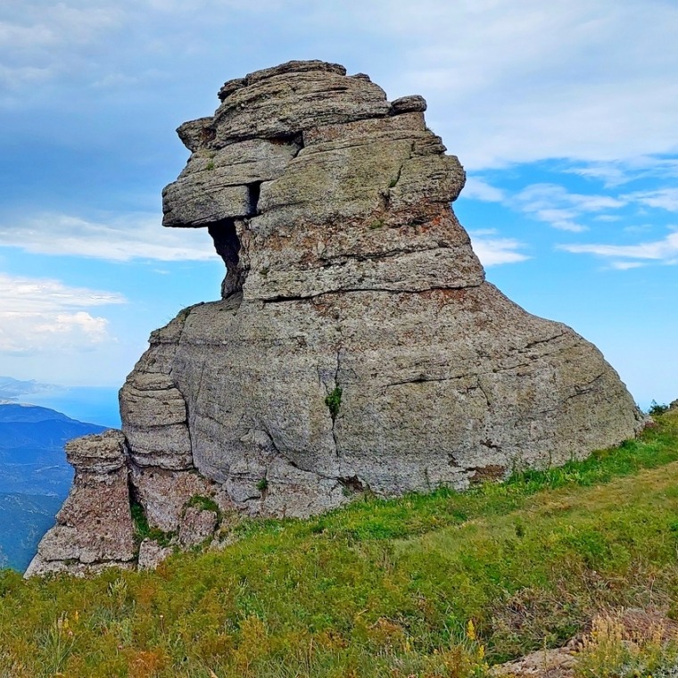 родник и камень "Разбитое сердце"