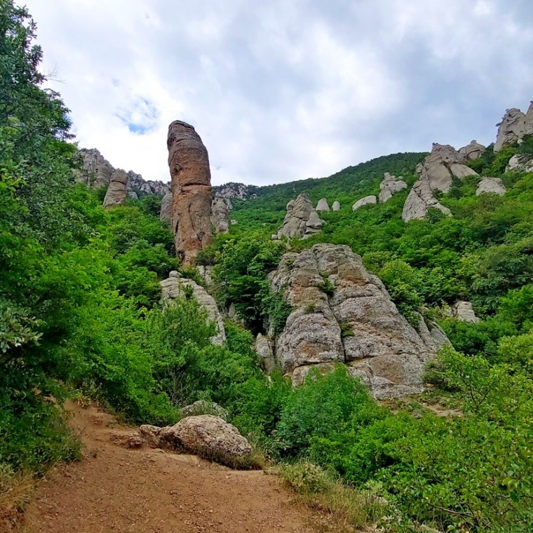 родник и камень "Разбитое сердце"